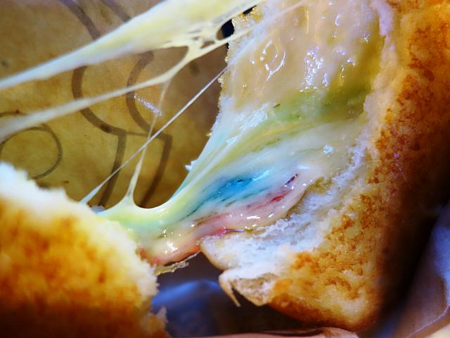 チーズトースト専門店というだけあって、メニューは全部トースト。おまけにチーズやパンへのこだわりがしっかり感じられ、思った以上に満足度の高いお店です。通称レインボートーストがおすすめ。