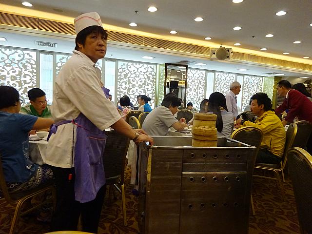 昔の雰囲気が色濃く残る広東料理レストラン。今では数少なくなったワゴン式の飲茶が楽しめるとあって、旅行者にも人気です。