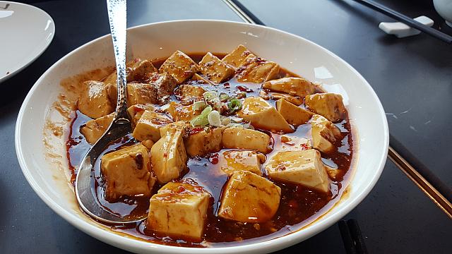 2016年夏、尖沙咀の高層ビル20階に堂々オープンした、おしゃれな四川料理レストラン。ビクトリアハーバ―の絶景を見ながら、舌が痺れるホットなお料理を堪能しちゃいましょう。