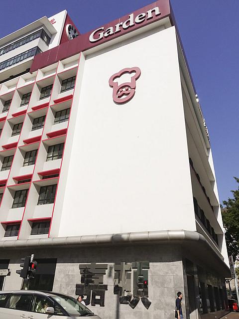 香港のパンと言えば、赤いコックさんのトレードマークで知られるガーデンですね！コンビニやスーパーには必ずある香港No1製パン会社の本社には一般の人でも利用できるカフェやレストランがあります。