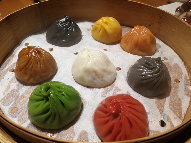 日本にも支店を持つシンガポール発の中華料理店。イチオシはなんと言ってもカラフルな8色の小籠包！見た目だけでなく、舌でも楽しめます。ほかにオリジナルメニューもたくさん。