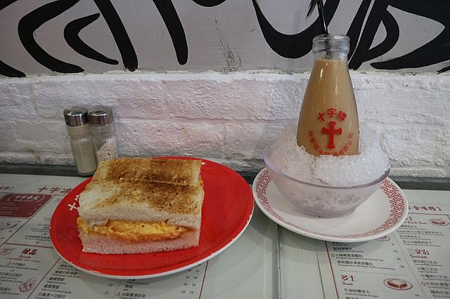 香港製造の牛乳ブランド十字牌(Trappist Dairy)を使った茶餐廳。レトロモダンな店内で香港ローカル・フードをどうぞ！
