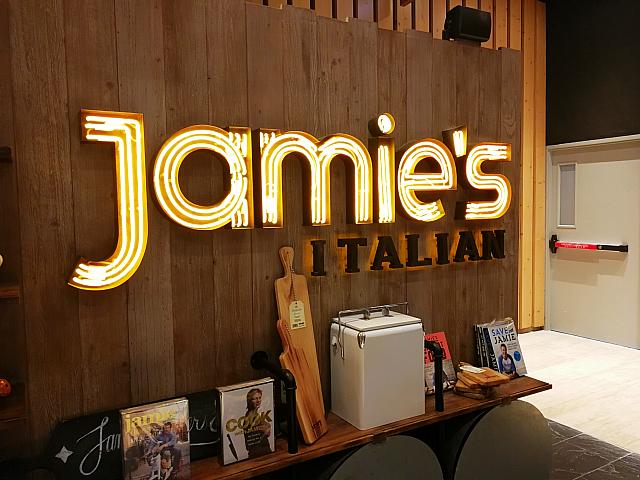テレビなどにも出演し、世界的に有名なイギリス人シェフ「ジェイミー・オリバー」のイタリアンレストラン。カップルや友達だけでなく、子供にもフレンドリーなのでファミリーにもピッタリです。
