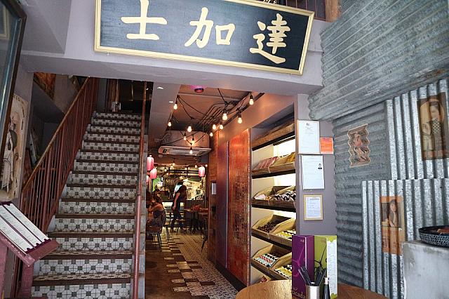 アジアのストリート・フードを集めたエスニック料理店。まるで屋台にいるような店内にも大注目！