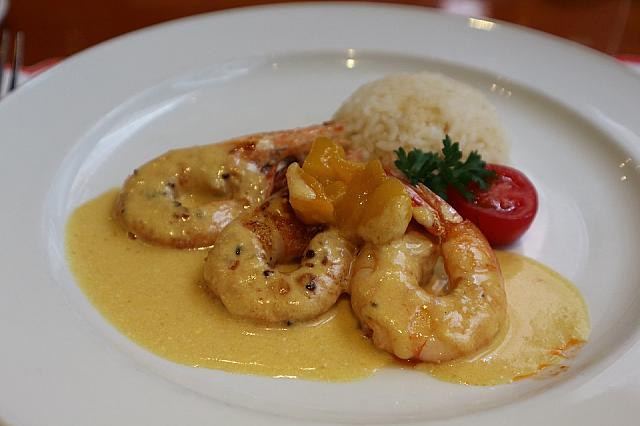 便利な尖沙咀に位置する、香港では貴重な老舗のスイス料理店。