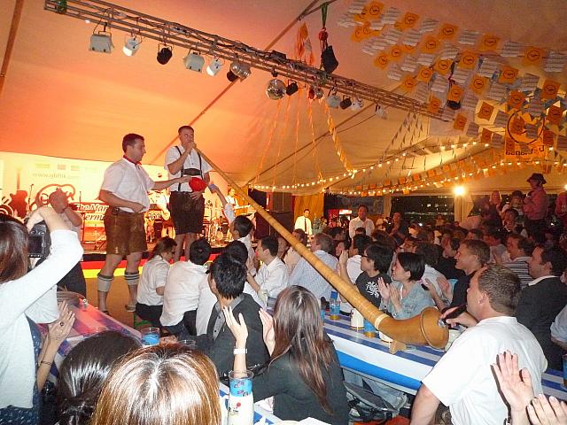 アジア最大級のアウトドアビールイベント。ドイツのおいしい生ビールを片手にビクトリアハーバーの100万ドルの夜景も楽しめる、香港の秋の風物詩です。