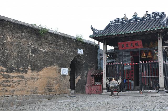 聖ポール天主堂跡の脇にひっそりとたたずむ２つの世界遺産。西洋の教会の横にある中国寺院と、ポルトガル人が作った要塞の一部