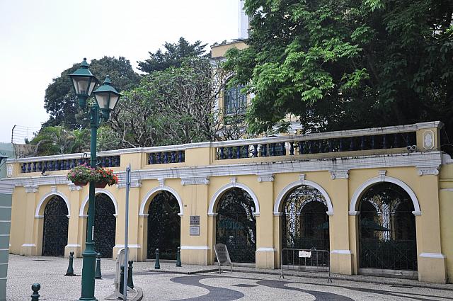 聖オーガスティン広場にあるレモンイエローの建物は図書館。静かな環境で地元の新聞や雑誌を読むのも楽しい