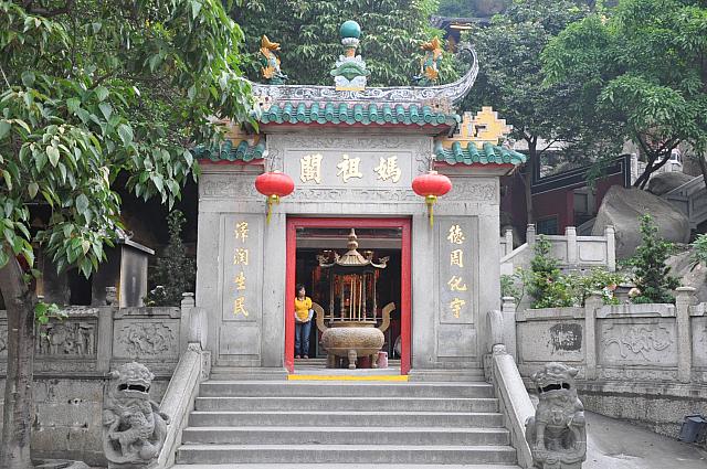 1488年に建立された、マカオ三大古廟のひとつ。大殿の円窓から阿媽様が静かに海を見つめて、航海の無事を祈念している