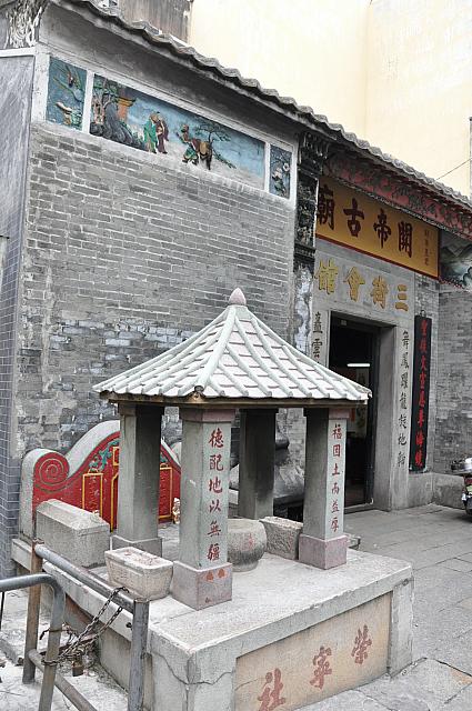 セナド広場の市場の隣にある小さなお寺。三国志の関羽を神格化した、関帝はマカオの人々に信仰の厚い大人気の神様