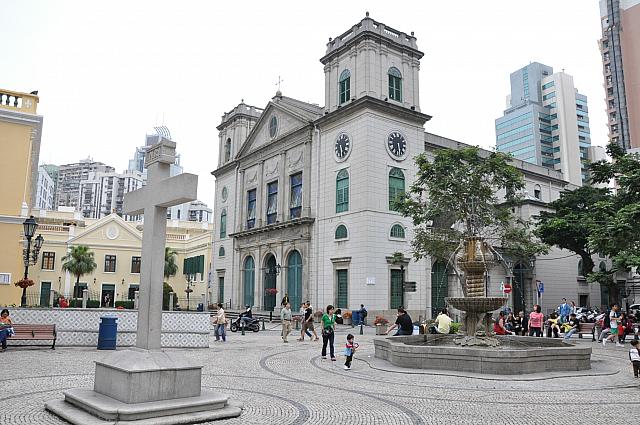 石造りの外観は質素だが、内部はステンドグラスの装飾がきれいな教会。教会に面した広場はセナド広場の喧騒から離れて静か