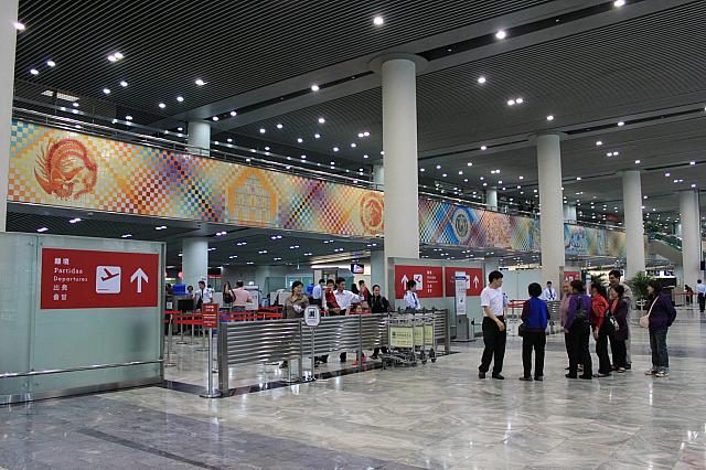 とても小さな空港ながら、レストラン、両替所、郵便局、免税店など、必要最低限の施設は整い、とても使いやすい