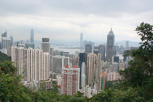 天気のいい日には、香港島の景色を眺めたい！観光客でにぎわう山頂（ピーク）よりちょっと下がった穴場の展望台。