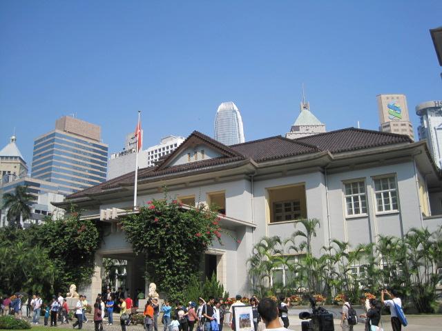 行政長官の執務室のある香港礼賓府は、緑豊かな環境の中に建てられたコロニアル風の建物です。