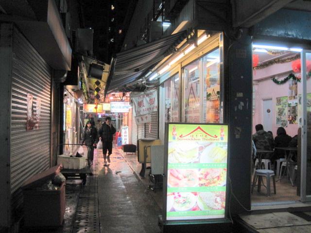 新界の海沿いの街、西貢のグルメ裏通りとして知られる福民路。狭い路地に小さなレストランが所狭しと並びます。