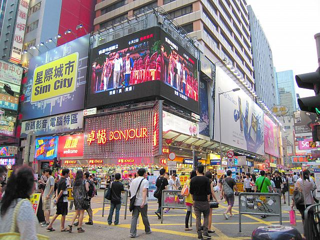 露店が並ぶ『女人街』と並行して走るストリート。車も走る広い道は、夕方や休日は歩行者天国に早変わり！平日でも人で溢れかえっています。