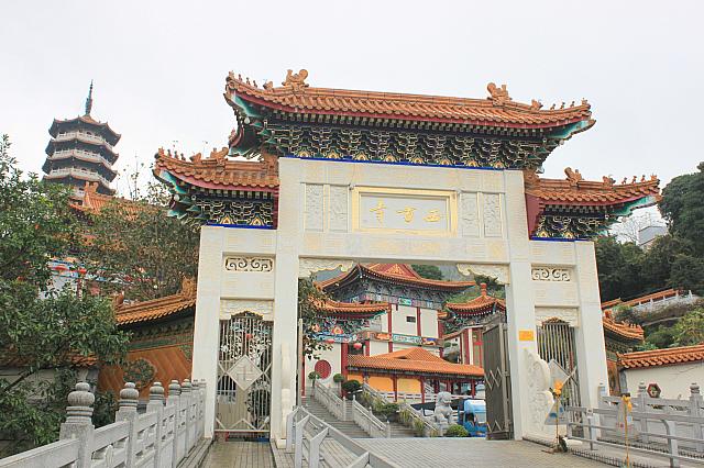 ニューテリトリーで有名な仏教道場。香港市内の寺院とは違った、スケールの大きな建築物は一見の価値あり！