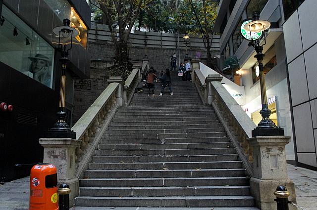 100年近い歴史のある、香港でもっとも古い現役のガス灯です。19世紀後半に作られた趣のある石段と共に、セントラルの隠れた観光スポットになっています。