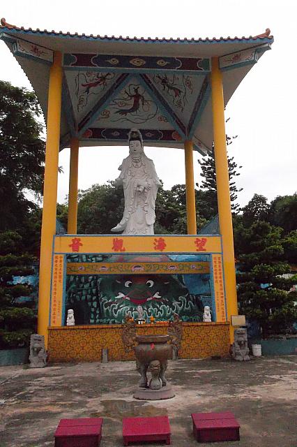 スタンレーの高台にある観音寺には、５M級の望海觀音像が鎮座され、心穏やかに住人の健康と平和を日々見守っている。