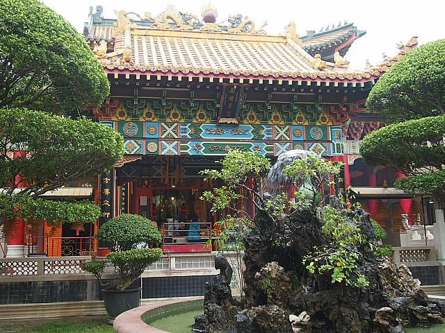 香港最大規模の道教寺院。すばらしい建造物の数々と風情のある庭園は、香港の中心部ではなかなか見ることができません。新界エリアを訪れる予定のある人は、ぜひとも観光コースに組み込んでみてください。