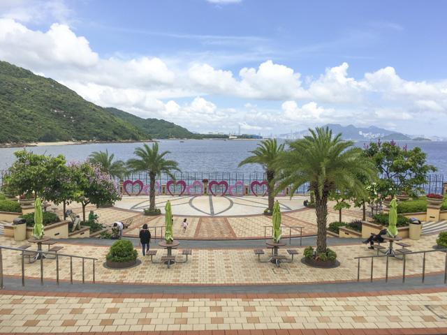 街中とは別世界。夏の青空が似合うランタオ島の静かなショッピングプラザ。
遠くに見える香港島を眺めながら、または山の緑を眺めながらのお外ランチでプチ・リゾート気分はいかが？。

