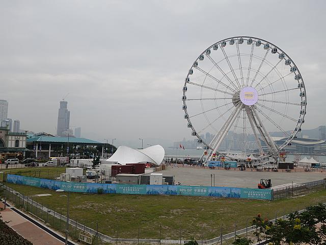 香港の大型イベント開催地の定番スペース。中環スターフェリー乗り場のすぐ目の前という、観光客でも迷わずにたどり着けるスポットです。観覧車もここにあります。