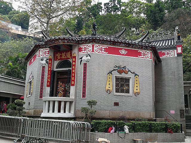 蓮の花の形を模した八角形の珍しいお宮で、香港屈指のパワースポットのひとつとも言われています。何となくやわらかい雰囲気が漂い、特に女性に人気があります。