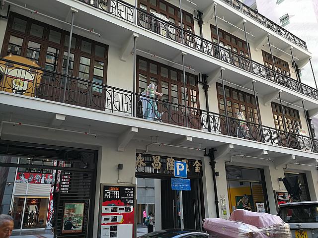 歴史建築を改装した漫画とアートの図書館＆イベントスペース。この建築を見るだけでも価値があるかも？！