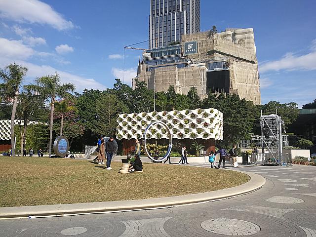 香港芸術館横に位置し、ビクトリア湾を一望できる公園がリニューアルオープン。随所に仕掛けが施され、また夜はロマンチックにライトアップされます。