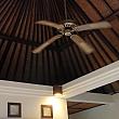 天井が伝統的なバリ風で好い。もちろんエアコンもある。