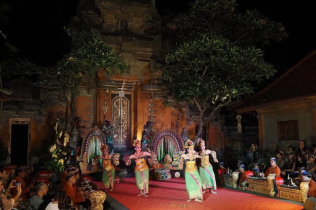 プリ・サレン王宮でのレゴンダンス(2024.10)