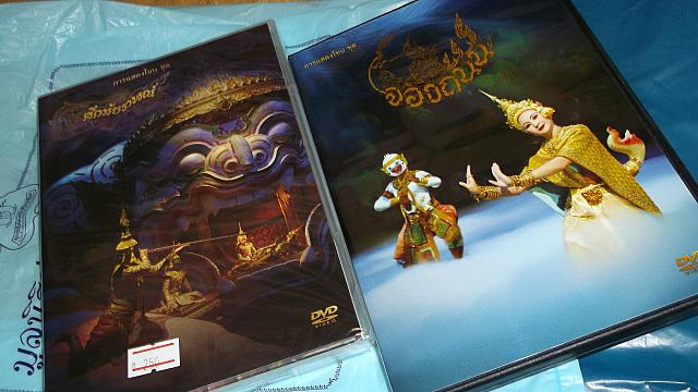 タイ舞踊劇のDVD、2枚組み各250B。結構充実した内容です。字幕もなくチンプンカンプンですが。