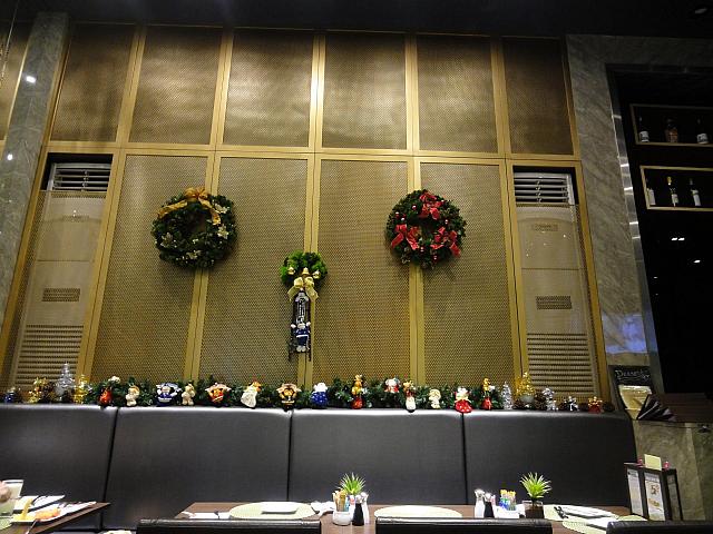 お洒落に飾られたクリスマスリース。