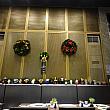 お洒落に飾られたクリスマスリース。
