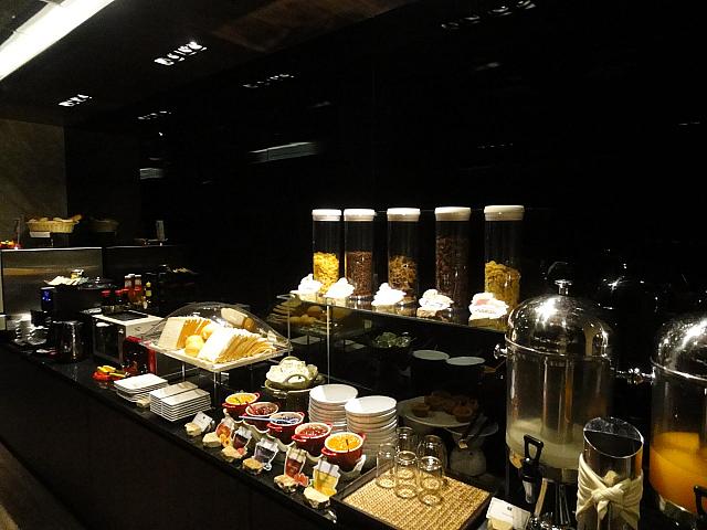 パン、シリアル、ジャムの種類も沢山。