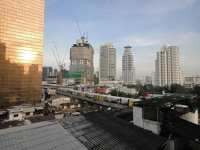 7階のお部屋のベランダから見えたBTSプロンポン駅と工事中のショッピングセンター。