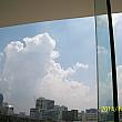 5F 大きな窓からバンコク10月の空を見る。