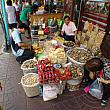 店の前は大きなフカヒレがぶら下がっており、周辺は中華食材が売られています。