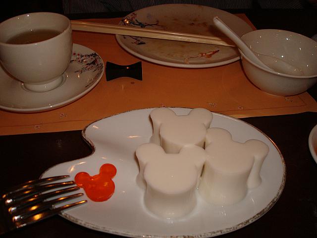 このココナツプリンはおいしかったけど、飲茶はイマイチ。