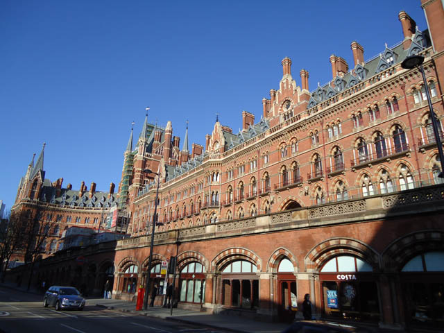 英国セントパンクラス駅。ハリーポッターこの駅の外観が登場する。