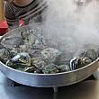 出来立ての熱々の牡蛎の蒸焼き