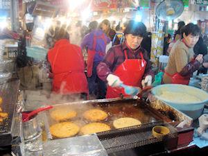 此方では油たっぷりの鉄板で大きな大豆をすり下ろしてお好み焼きのように焼いています。
