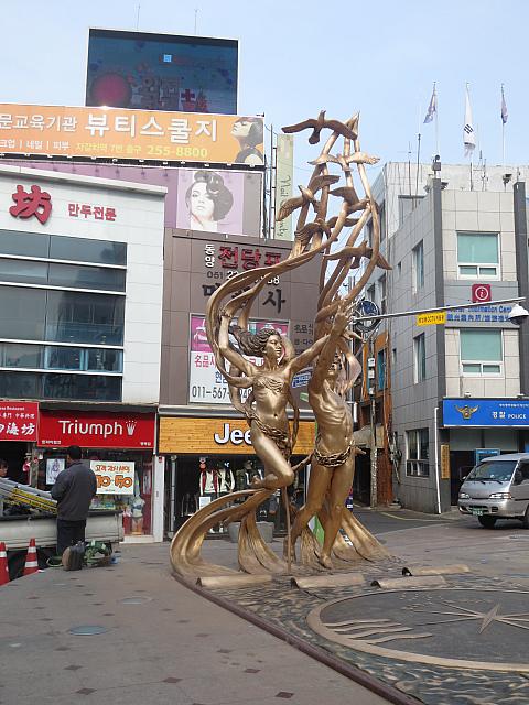 三叉路のモニュメント