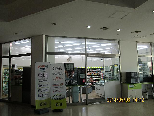 目印のファミマ改め「CU」、店は左手奥