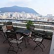 テラスはお勧めです。プサンの海が一望できます。宿泊客以外でもOK。カフェに隣接していますから飲み物もオーダーできます。オーダーし