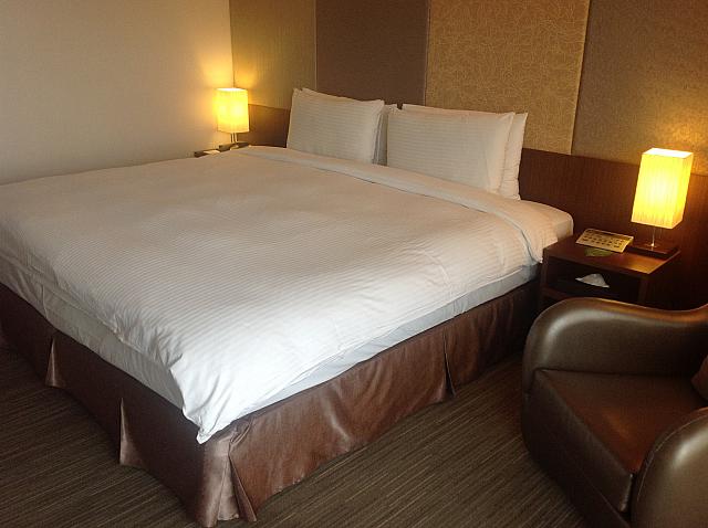 キングサイズのベッド。寝心地も良かったです♪