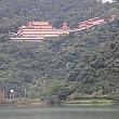 湖の上にあるお寺