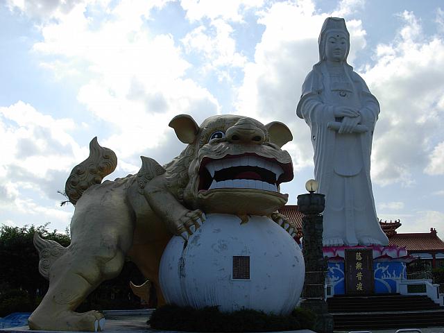金獅子と純白の観音像。