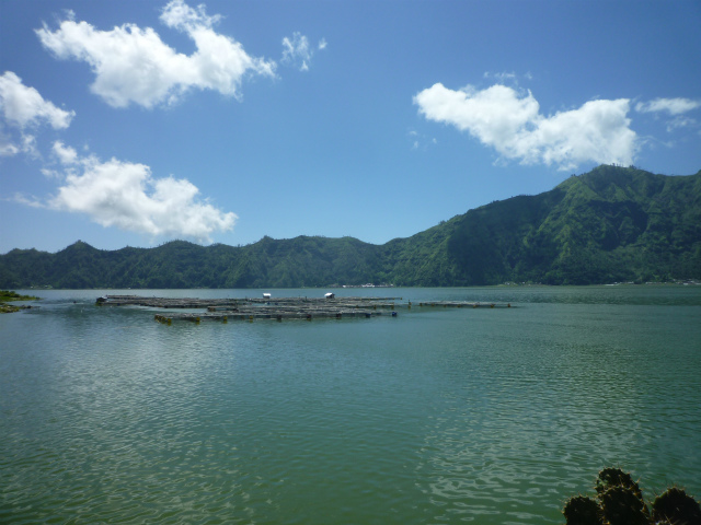 バトゥール湖畔の静かな水面の上に広がる青空