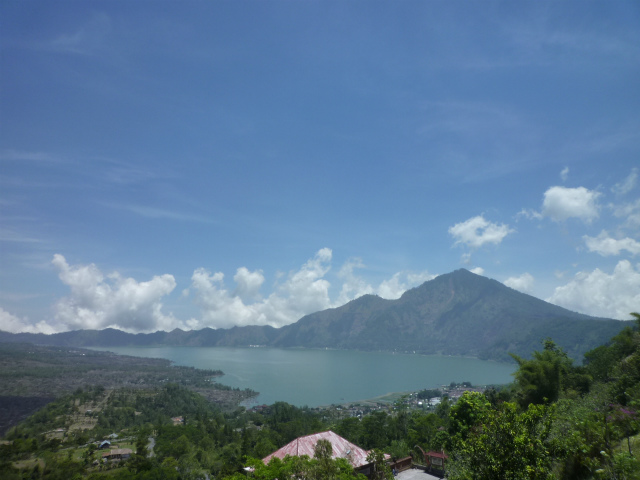 そして湖右側にアバン山が